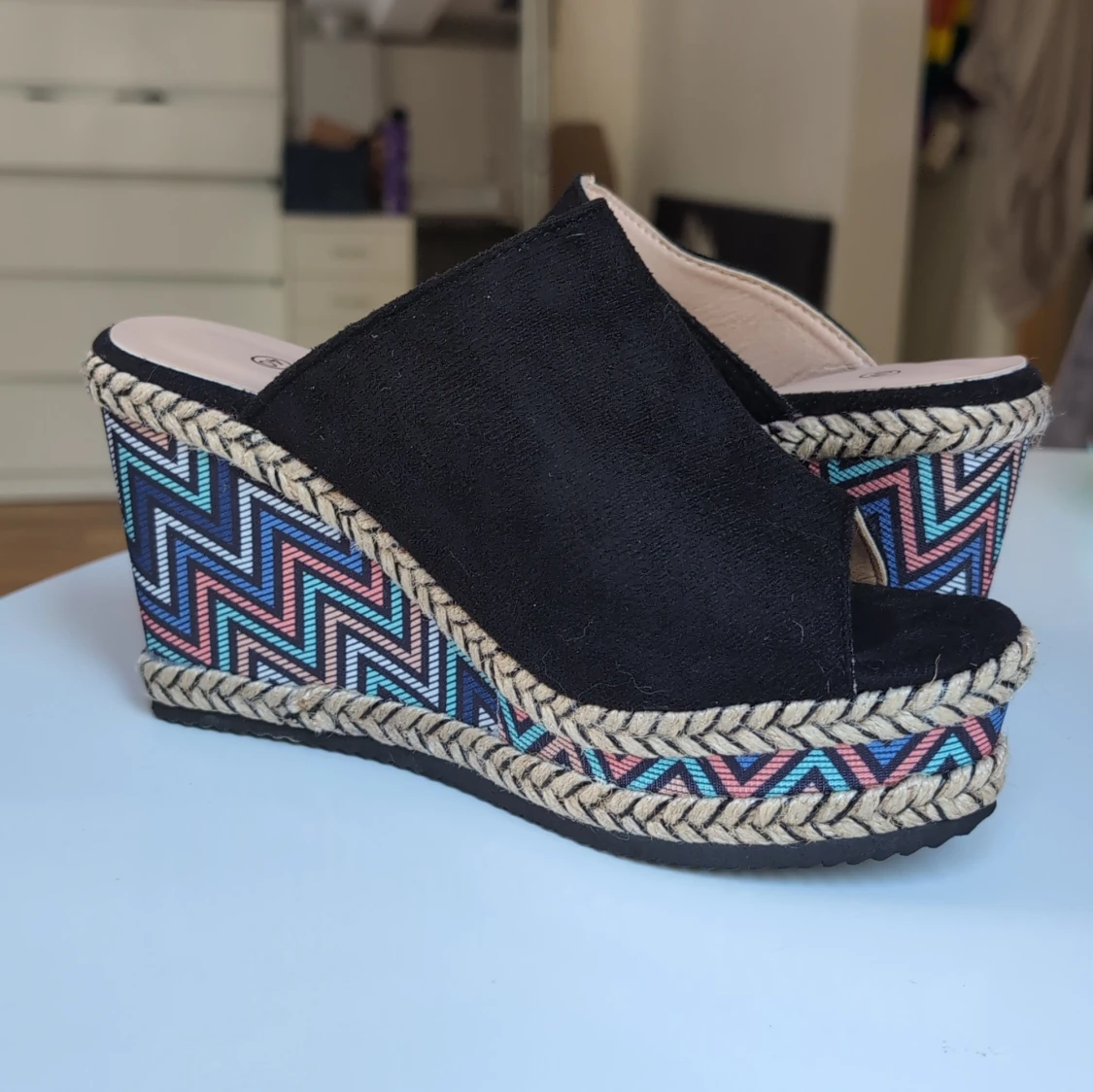 Svarta kilklack sandaler med mönster