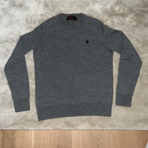 Grå merinoulltröja från Morris XS - Snygg grå stickad tröja från Morris i 100% merinoull. Perfekt för dig som gillar en grisch- och clean stil. Tröjan är i väldigt bra skick och priset är ej hugget i sten!