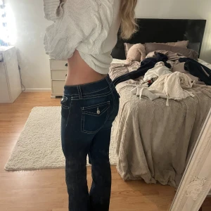 Jeans med fickor! - Från Gina Young som är använd enstaka gånger! Liknar true religon och sitter väldigt bra💕☺️jag är 160 och kan ha dom med storleken 158!