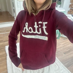 Abercrombie & fitch hoodie - En hoodie från Abercrombie & fitch i storlek M. Kan upplevas mindre i storlek. Hoodien bedöms som använd men i fortsatt gott skick. Jag skickar ditt köp inom 24h. Se liknande plagg i min profil! 