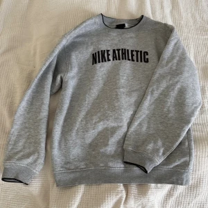 Grå Nike Athletic sweatshirt L - Grå Nike tröja, mycket bra skick. 