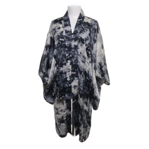 Kimono i satin - Kimono har vida ärmar och öppen front, perfekt för en chill och avslappnad stil. Materialet känns lätt och flowy.