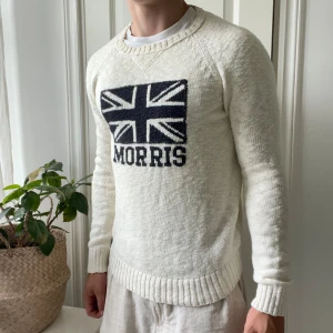 Morris tröja vit svart S - Morris tröja vit svart S, inga skador. Modellen är 180,75 kg. Väldigt snygg! 🤗