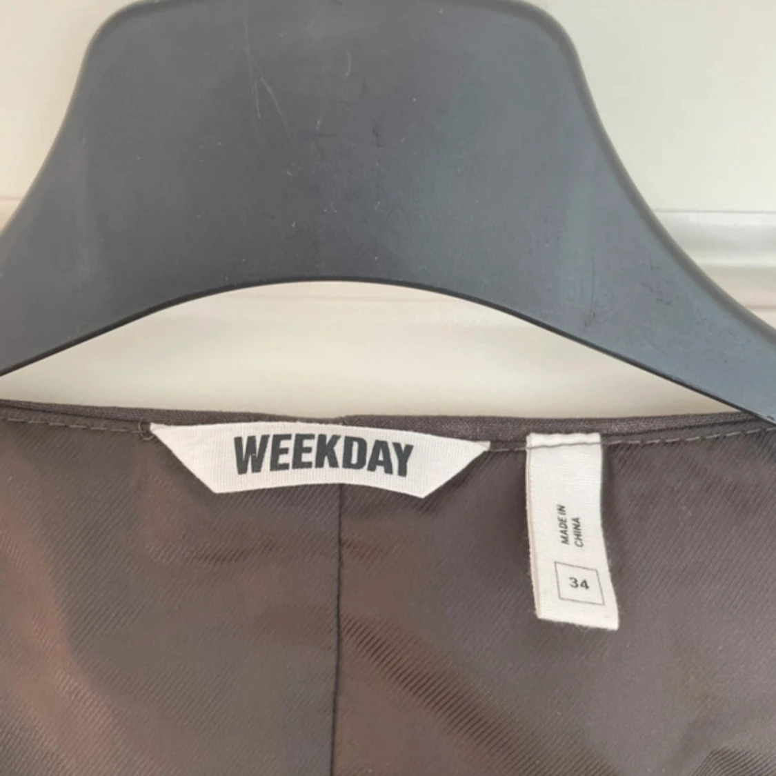 Brun väst från Weekday med knappar - 1