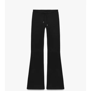 Svarta mjukisbyxor ZARA - Svarta mjukisbyxor med bootcut-modell och snörning i midjan. Byxorna har en skön och avslappnad passform med vida ben, perfekta för chill dagar eller när du vill vara extra bekväm.OBS! Använda två ggr då de är för kort för mig. Org pris är 299kr