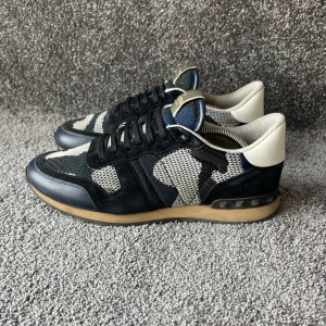 Valentino Rockrunner Skor  - ‼️VI TAR EJ BYTEN‼️Valentino Rockrunner Skor | Skick: 8,5/10 | Storlek 42 sitter större 42,5-43 | ingår box, skopåse & nya snören vid köp. | Fraktar inom 24H efter köp på köparens bekostnad 📦💨 | Hör av dig vid minsta fråga eller fundering 💭