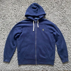 Polo Ralph Lauren Zip Hoodie Huvtröja Large - Storlek large. Skick: 9,5/10, knappt använd. Fortfarande mjuk på insidan.