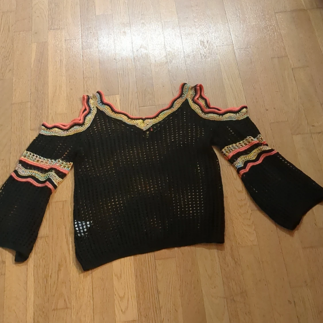 Svart offshoulder stickad tröja