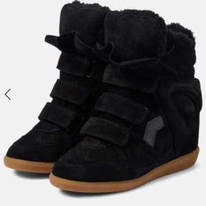 svarta isabel marant skor - ett par äkta isabel marant skor köpta för ungefär 5 månader sen på mytheresa. jättefint skick har använt få gånger och säljer då jag behöver pengar och letar efter ett par andra skor. kan tänka mig att byta och pris kan diskuteras.