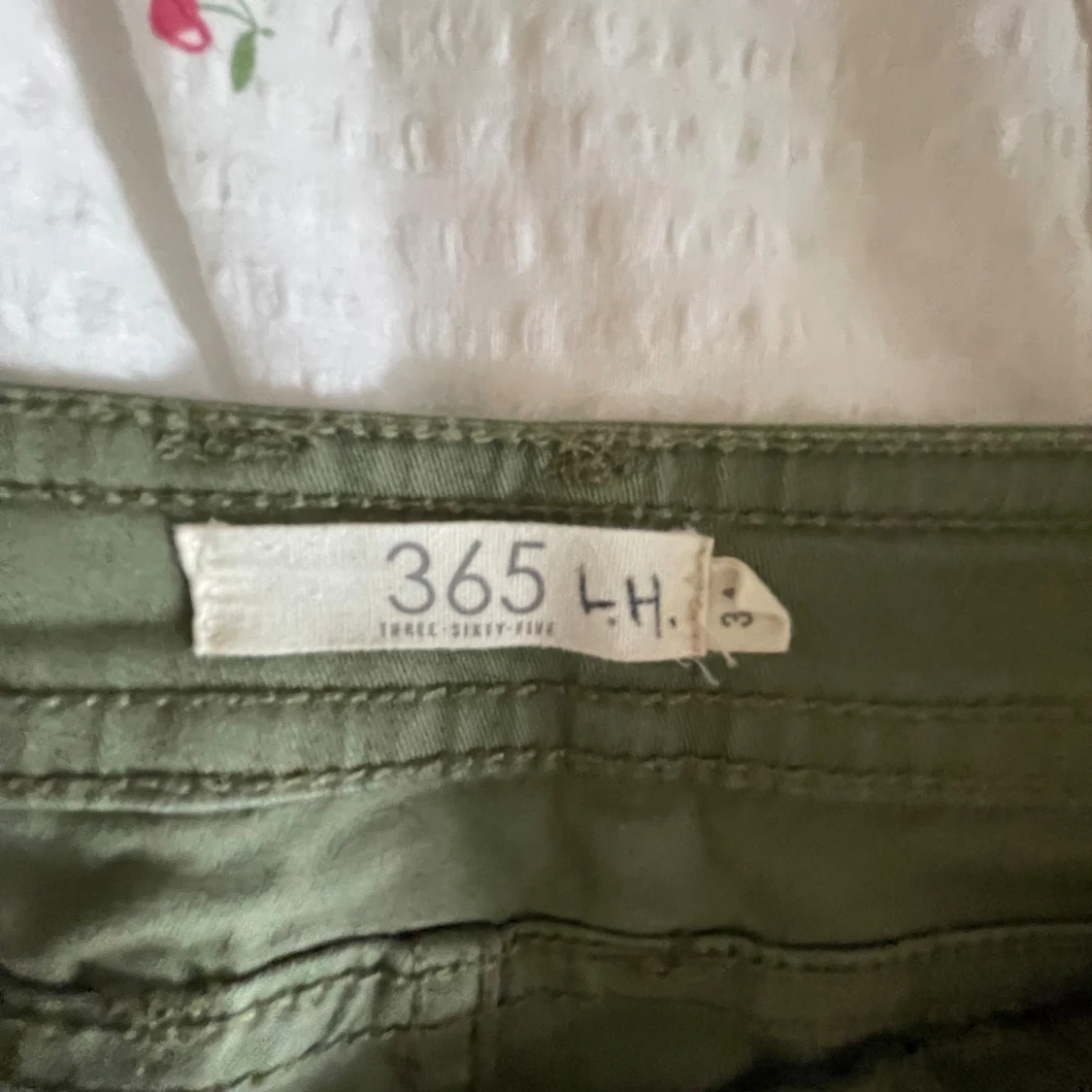 Olivgröna shorts från 365 med dragkedjor - 2