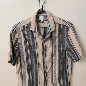 Kortärmad skjorta - Säljer en kortärmad mönstrad skjorta. Använd ett par gånger med god skick. 