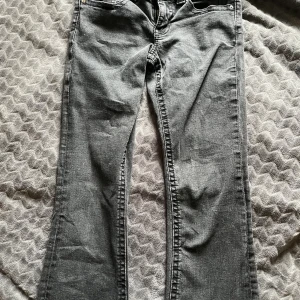 Svarta bootcut jeans - Jätte fina bootcut jeans som tyvärr inte passade mig. Storleken är S men var väldigt liten i storleken så kanske något med xs eller en större xs skulle kunnat ha dom. Bara att höra av sig vid frågor☺️