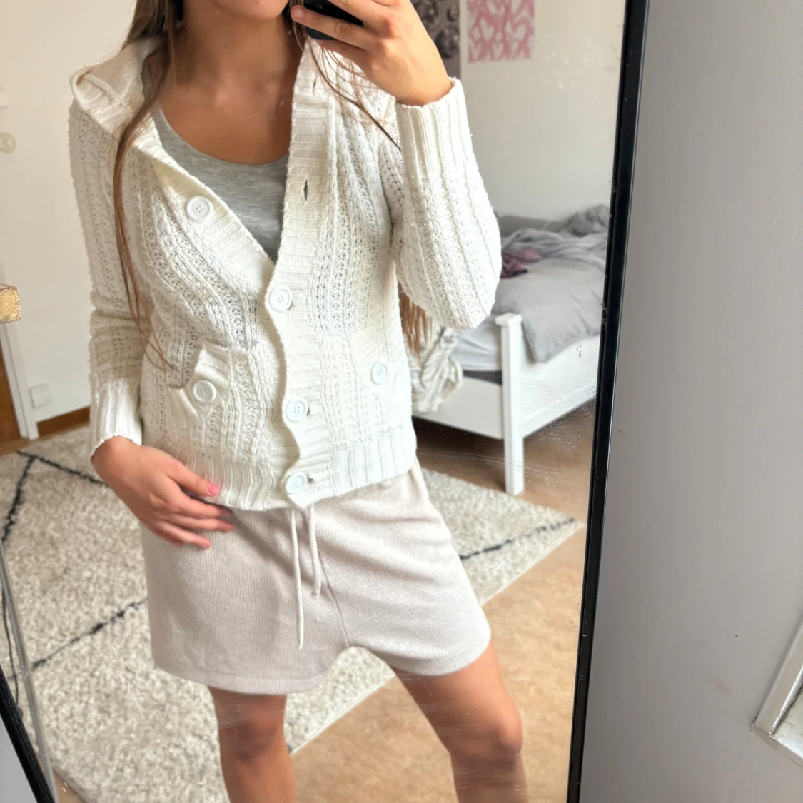 Vit stickad kofta med huva och knappar - 3