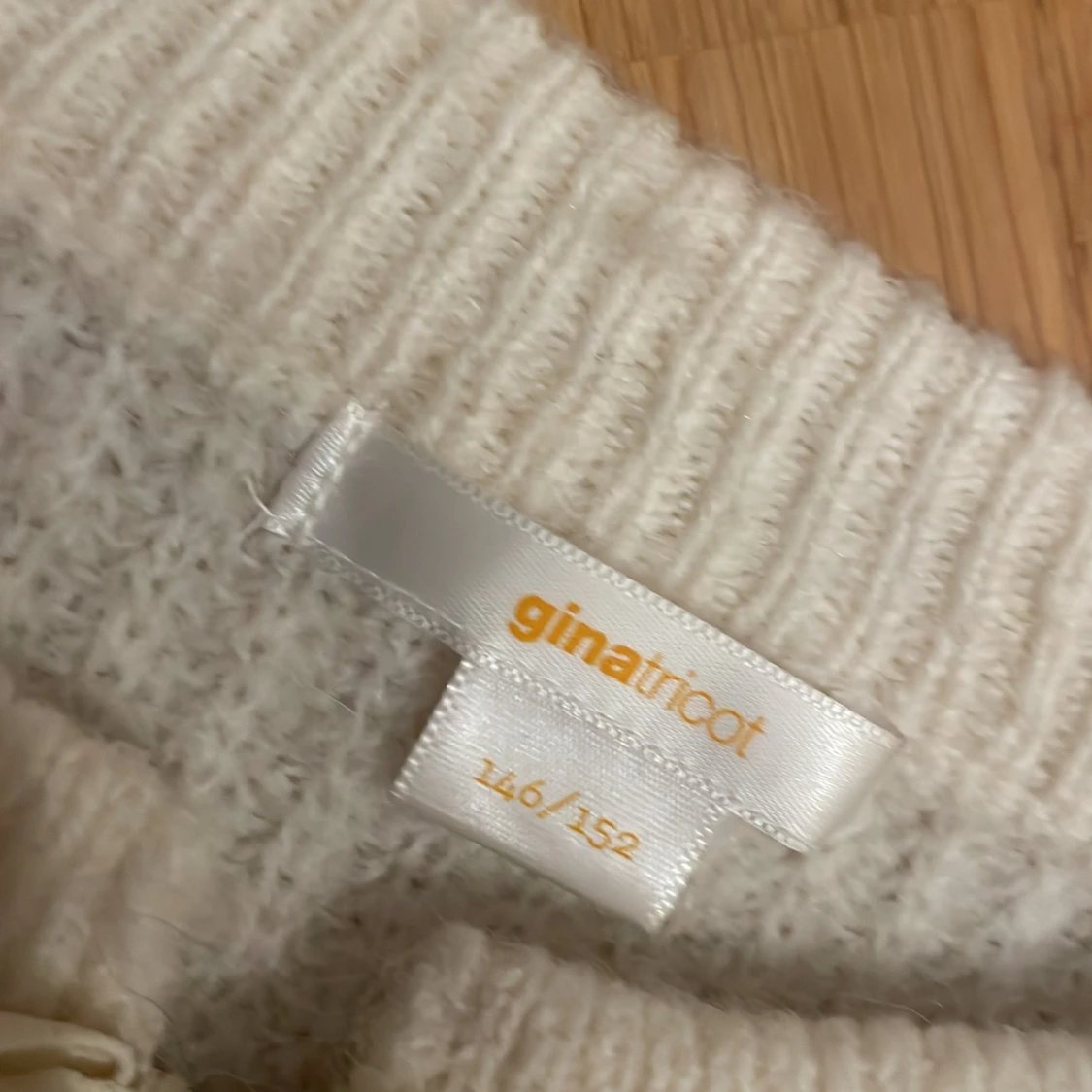 Vit stickad bolerotopp med rosetter - 4