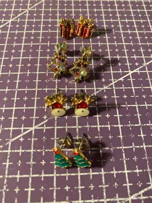 Jul örhängen  - Jul örhängen, någon använd 1-2 gånger och andra är inte använda! 