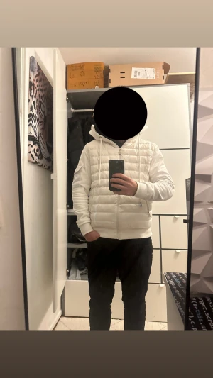 Vit Moncler pufferjacka med huva - Säljer en fräsch vit pufferjacka från Moncler står att den är L men passar S bäst 