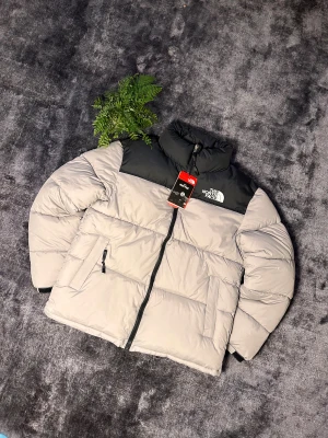 The North Face 1996 Retro – Storlek M 🧥 - Färg: Mushroom Grey (ljusgrå) ⚪ – ovanlig och eftertraktad färg ✨ Helt ny med tags ✔️ Redo att skickas snabbt 🚚💨