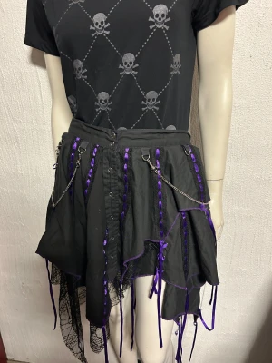 Kjol L - Helt ny kjol. Storlek L. Från Poizen. Material i bomull.