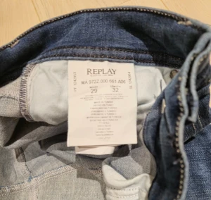 Replay grover jeans blå 29/32 - Snygga Replay grover jeans i klassisk blå tvätt med lätt slitning framtill. Modellen har fem fickor, dragkedja och knapp, samt Replay-logga på bakfickan.