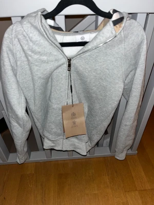 Grå burrberry hoodie - Oanvänd grå burrberry Hoddie hel zip säljs pågrund av att den var för liten