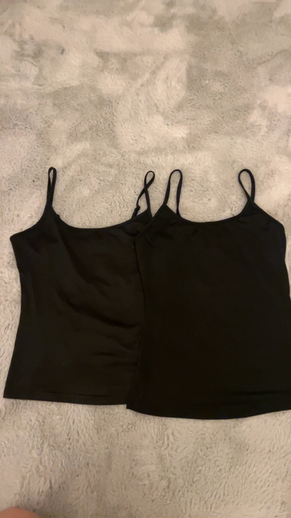 Svarta linnetoppar med smala axelband