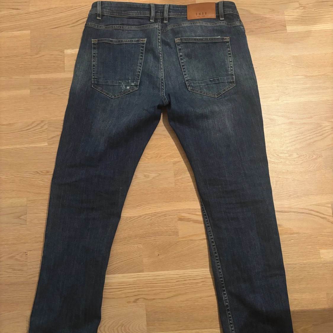 Blå jeans från SMOG med slitningar - 1