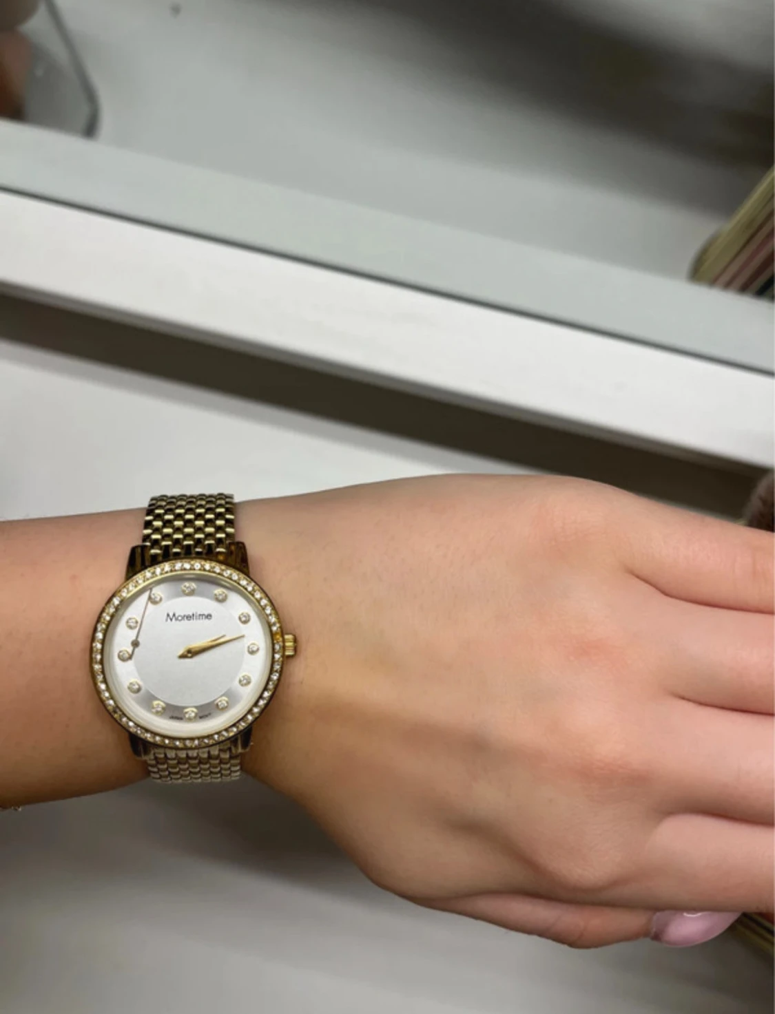 Guldfärgad klocka från Moretime med stenar