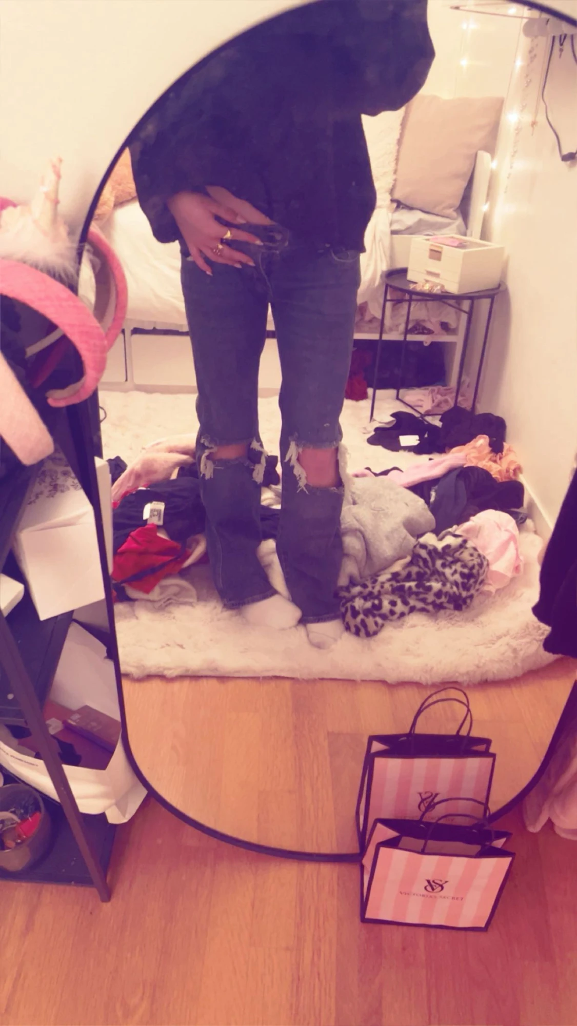 Mörkblå bootcut jeans med slitna knän - 1