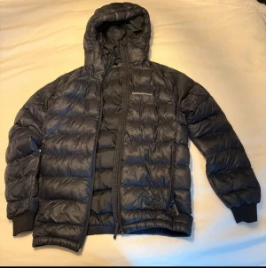 Svart Peak Performance dunjacka S - Säljer en snygg och trendig Peak Performance jacka i storlek S. Jackan är inte mycket använd och bra skick! Kontakta vid minsta intresse!