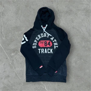 Vintage superdry hoodie - Säljer en riktigt fet superdry hoodie i storlek L men sitter mer som en M. Trycket är lite sletet men inget som påverkar helhetsintrycket 😊