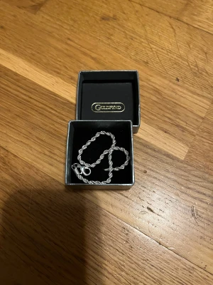 Flätat silverarmband - Snyggt och stilrent armband med flätad design. Låset är klassiskt och smidigt. Perfekt för dig som gillar diskreta men ändå unika detaljer på handleden.