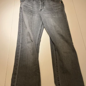 Levis 504 grå jeans straight fit - Snygga grå Levis 504 jeans. 8/10 i skick bara lappen som är lite trasig som man ser på bilden. Ny pris 700 mitt pris 200. Storlek 13-14 år. Skriv om ni har några frågor!