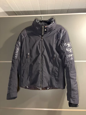 Moncler skidjacka  - Supersnygg skidjacka från moncler. Jackan har små defekter på ventilations fickorna på ryggen samt namnlappen på insidan men i övrigt är den i fint skick! Skriv för fler frågor eller bilder😊äktehetskod på sista bilden (skriv in på code.moncler.com)