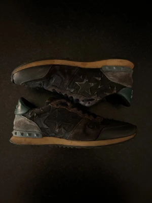 Valentino Rockrunner  - Säljer nu dess stiliga Valentino Garavani Rockrunner. Varma klassiska skor som går ihop med var enda outfit. Ett suveränt val för dig som inte vet vilka skor att ha inför vintern! Den slitna looken på skorna ger den en extra tutch på designen. Originella skokartong medföljer vid köp. Passar dig som brukar ha Storlek 42-43 