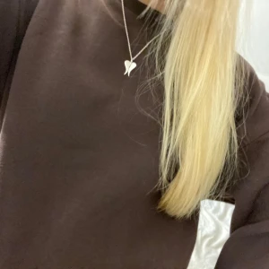 Brun sweatshirt - Säljer en brun sweatshirt med långa ärmar och ribbade muddar. Perfekt för en avslappnad stil. Passar bra till jeans eller leggings.
