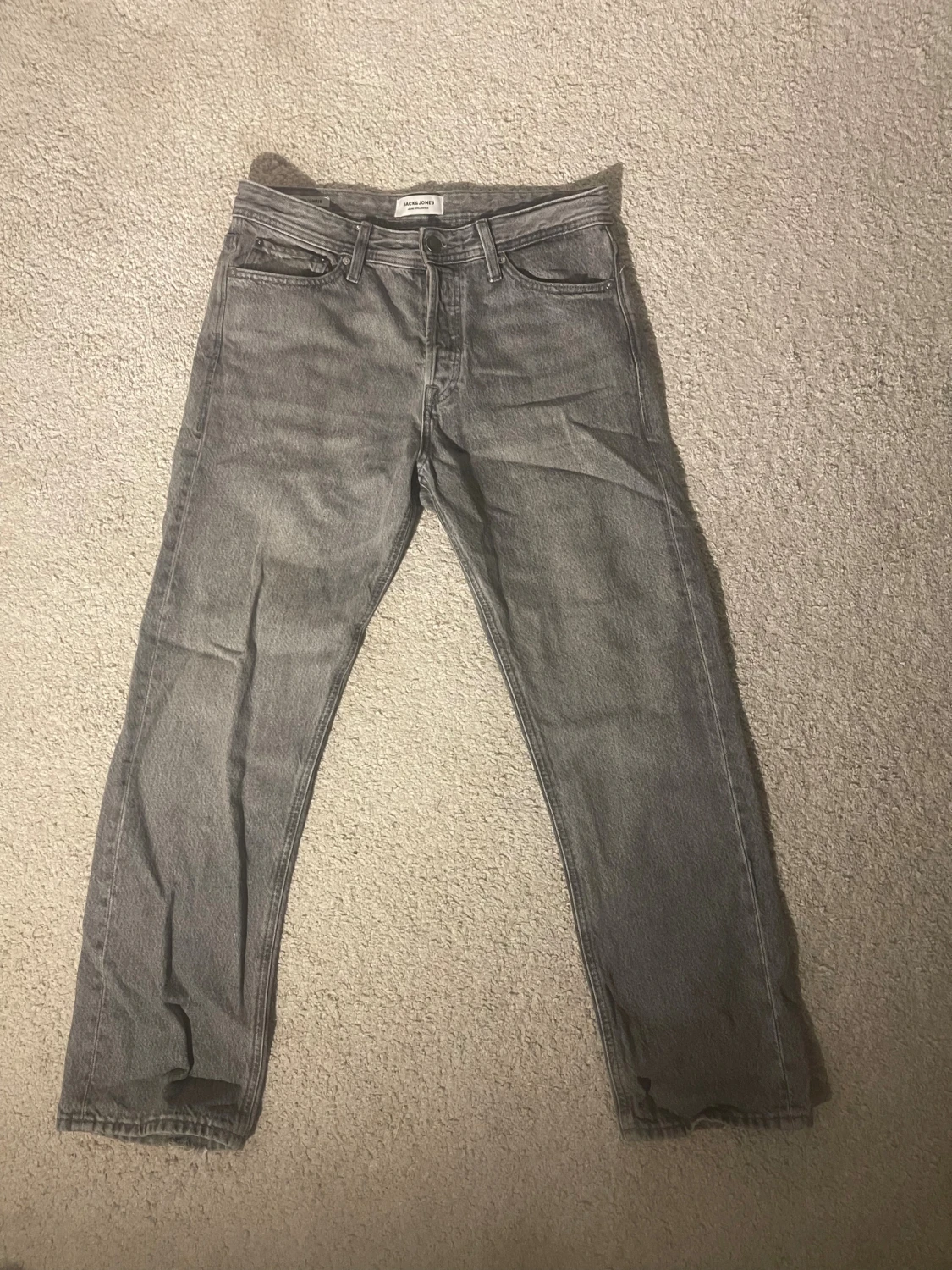 Gråa Jack and Jones jeans 