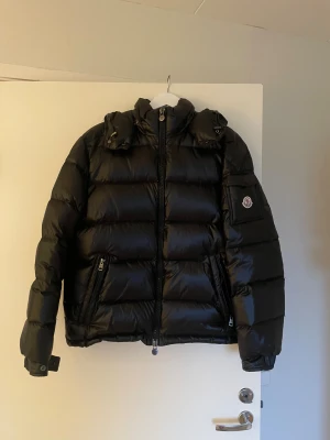 Moncler Maya Herr - Hej! Säljer min killes moncler Maya då den är för liten på honom. Kvitto och påse följer med vid köp av jackan. Om ni har några frågor är det bara att skriva. Jackan är köpt på vinted. Den har inga tecken på användning💕