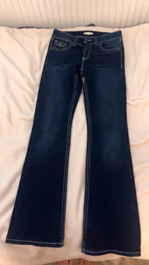 Mörkblå bootcut jeans med kontrastsömmar - Storlek 164 tall från Gina Young men passar som xs och stretchiga tyg.💕