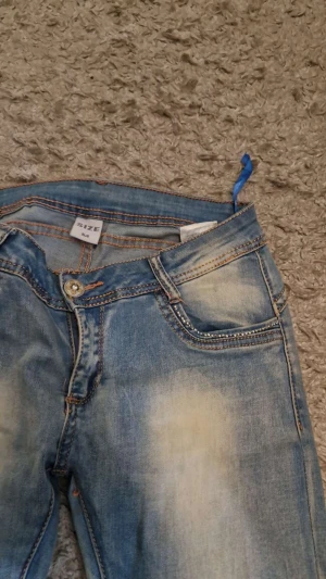 Jeans - Säljer dessa jeans i storlek M. I väldigt fint skick. Vid intresse är det bara att höra av sig❤️
