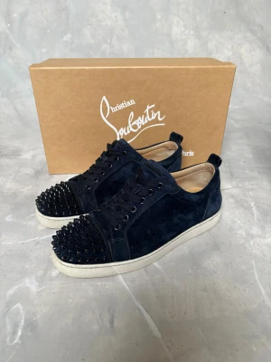 Christian Loubotin Navy - Navy Christian Loubotin skor i storlek 41, sitter lite större. Otroligt fint skick! Nypris 10 000kr! Allt original, box, dustbag, extra laces etc. Självklart äkta! DM vid intresse!