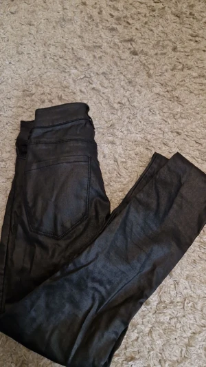 Skinny jeans - Säljer dessa skinny jeans i storlek XS från vero Moda. Vid intresse är det bara att höra av sig❤️