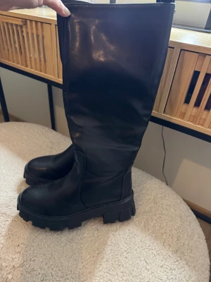 Boots - Så coola boots 🕺🏽👏🏼👏🏼 perfekta nu till vintern om man vill ha kjol eller klänning 😍😍