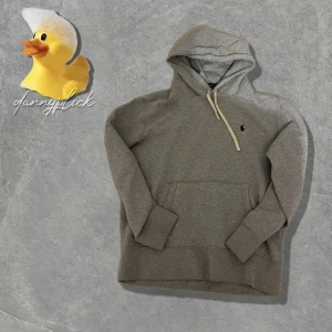 Grå hoodie från Polo Ralph Lauren - Säljer denna gråa hoodie från ralph lauren. Äkta. Bra skick. Storlek S. Passar folk runt 164-172cm