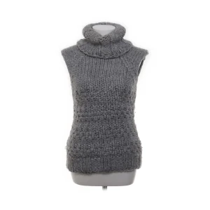 Grå stickad väst med polokrage Orsay - Säljer en chunky grå stickad väst från Orsay med bred polokrage. Västen har grovstickad struktur och är ärmlös, perfekt för lager-på-lager. Den har en snygg, lite loose passform och känns riktigt cozy under kyliga dagar.