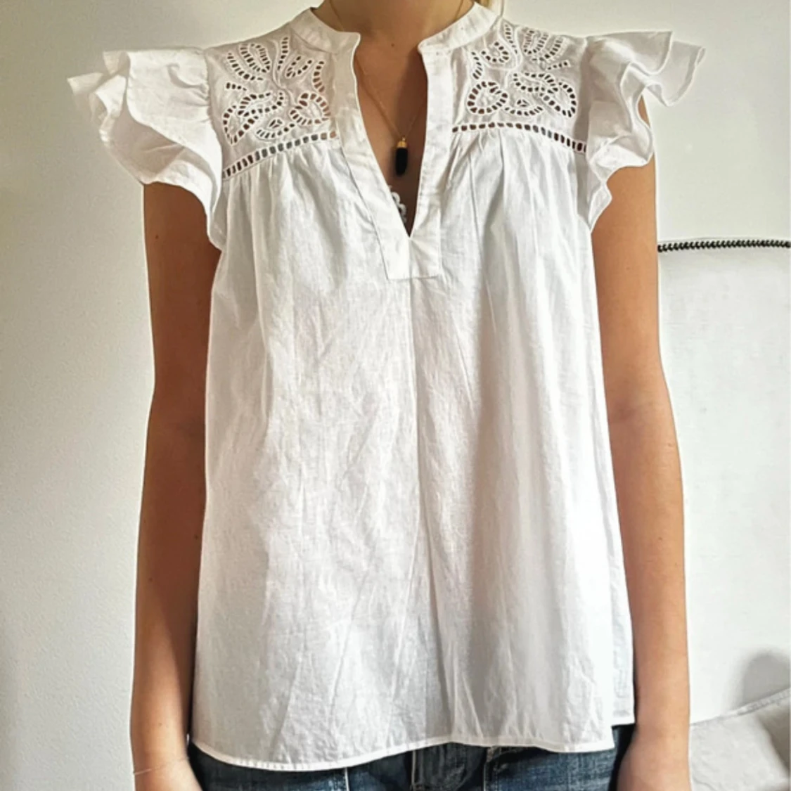 Vit blus med spets och volang