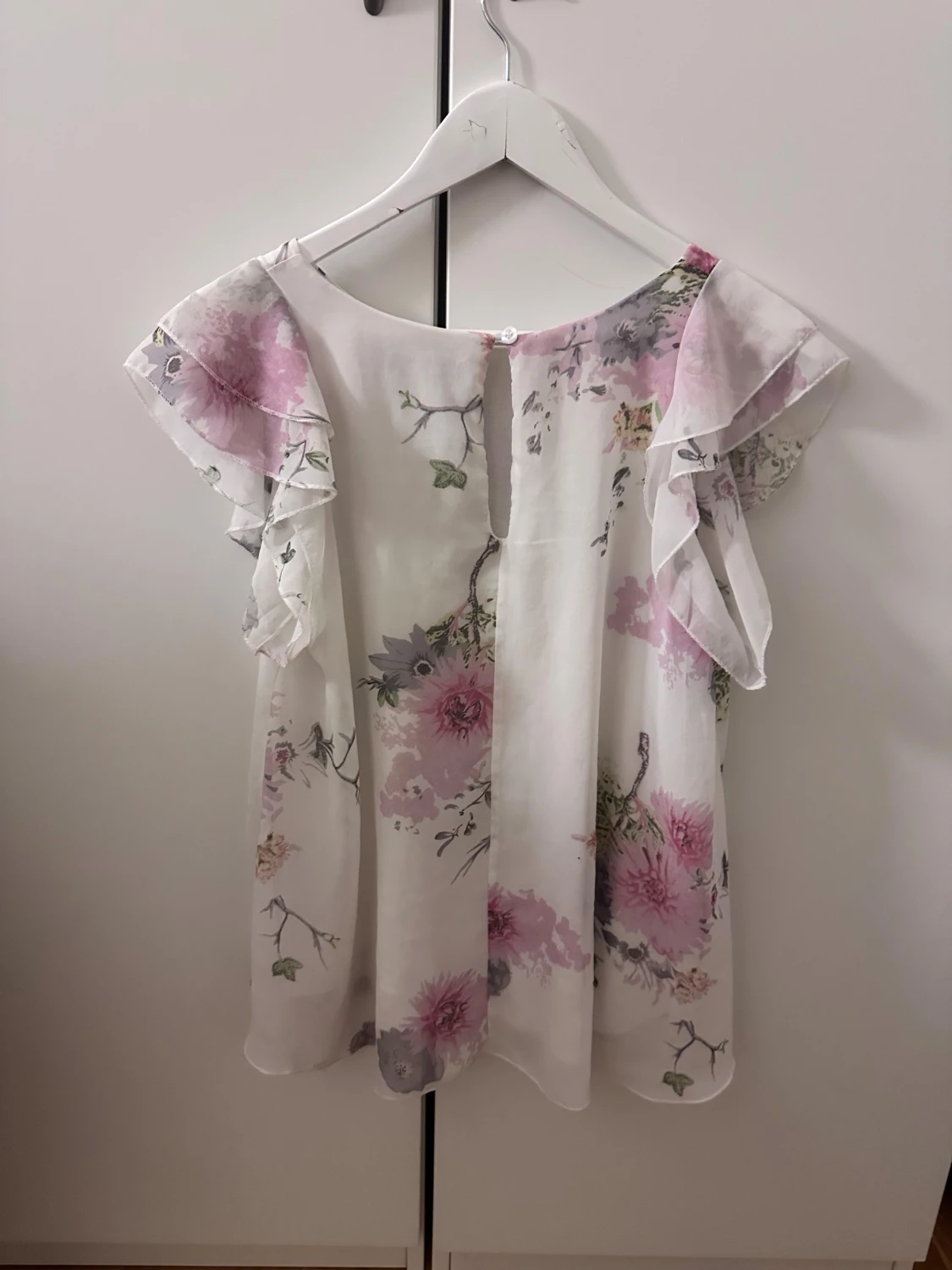 Blommig vit blus. Storlek S - 1