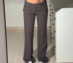 Bruna kostymbyxor  - Svinsnygga bruna kostymbyxor som är lågmidjade i storlek 34 men skulle säga att de sitter som en 36,38 snarare🥰 Skriv för fler bilder