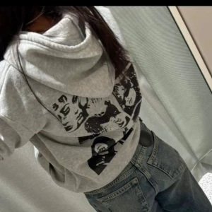 Hoodie med tryck  - Säljer en grå hoodie med tryck på baksidan. Används inte längre😊