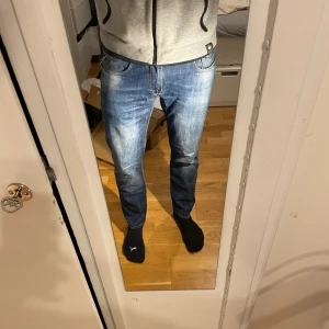Replay jeans - Väldigt snygga replay jeans i W 32 L 30. Jag är 185 cm men de är för korta. De har en liten skada som syns på bilden men inget märkbart👌