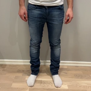 Nudie Jeans - Tvärsköna Nudie jeans i unik tvätt, storlek 30/32 i modellen Thin Finn, vilket är snarlikt Grim Tim i passformen. Gott skick utan några skador. Tveka inte att höra av dig vid frågor, pris kan diskuteras.